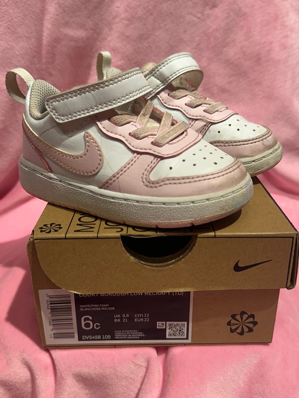 Nike Kids White and Light Pink Velcro Low-Top Sneakers